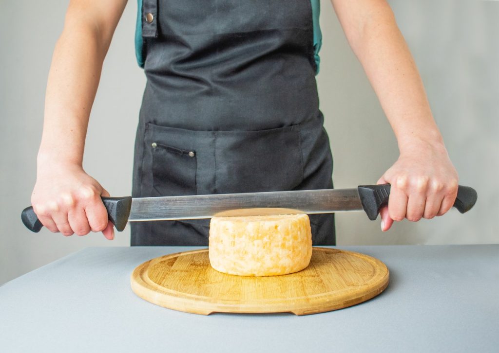 coltello per formaggi a pasta dura a due manici