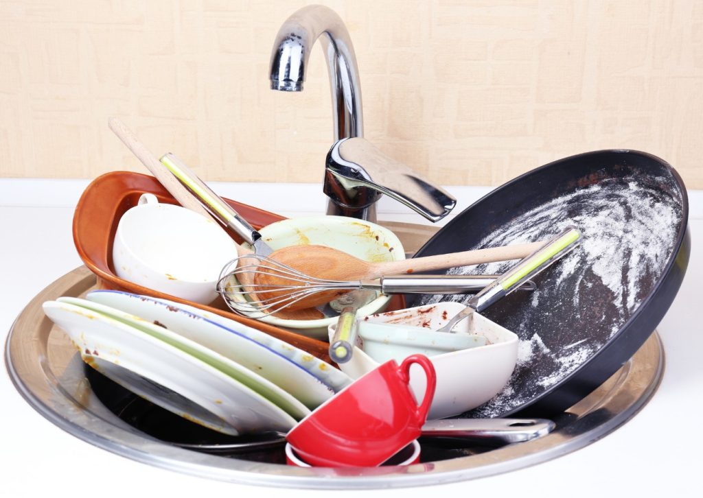 piatti e pentole sporchi nel lavello
