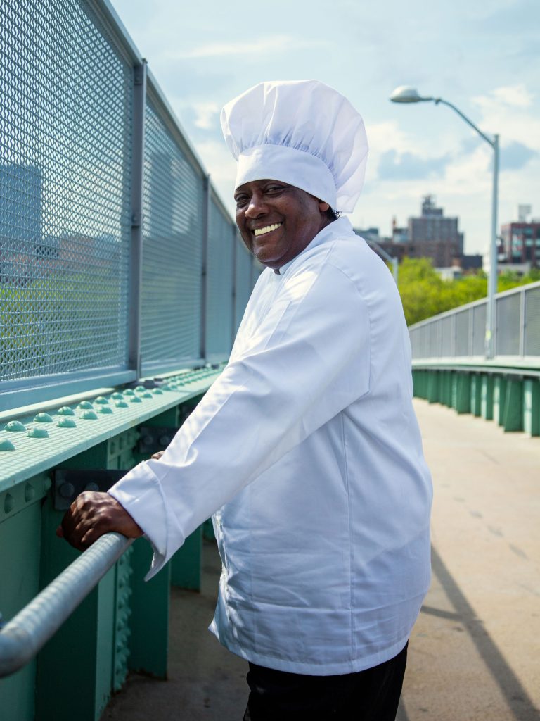 Chef Charles Gabriel del Charles Pan Fried Chicken a Harlem