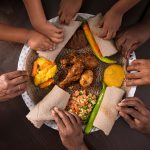 gursha in etiopia, mangiare e imboccare gli altri con le dita