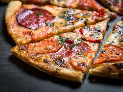 Ricche, abbondanti e talvolta esagerate: il misterioso fascino delle pizze made Usa, che sono pure buone