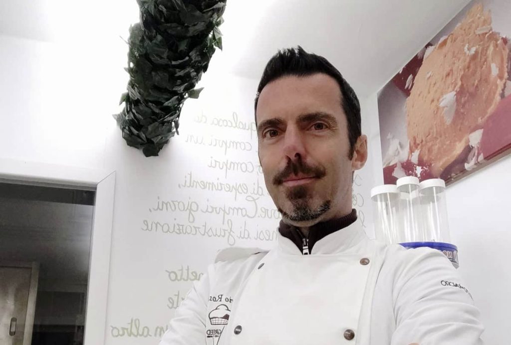 Dario Rossi nella gelateria Greed Avidi di Gelato a Frascati|Gelato alla panzanella|Sorbetto di mirtilli|||Greed Avidi di Gelato a Roma